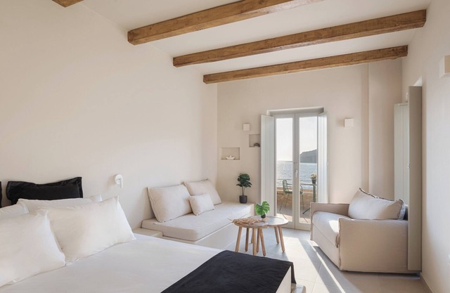 Deluxe Family Suite by Yerma Suites Limeni