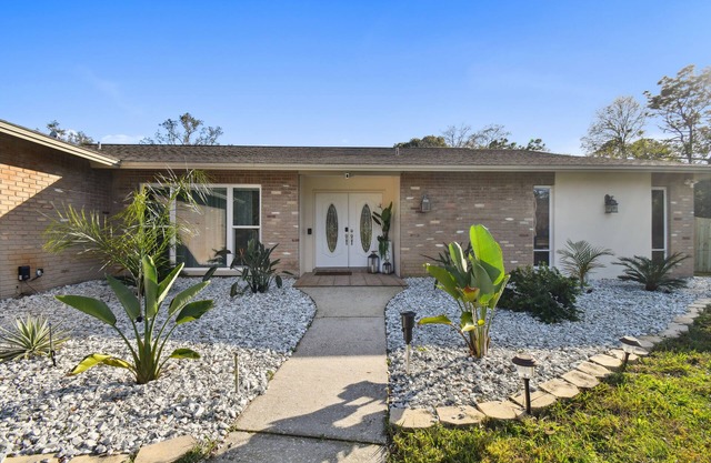 Deluxe House with 3 bedrooms, 2 bathrooms & Heated Pool