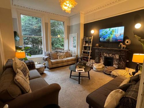 Deluxe Huge Detached House with Parking, sleeps up to 30 people, 2m from Liverpool City Centre