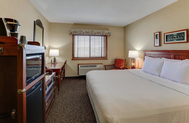 Deluxe King at Stoney Creek Galena, Pool, Free Parking | 3 Units