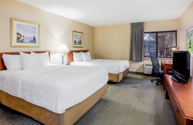 Deluxe Queen Room With Two Queen Beds Non-Smoking