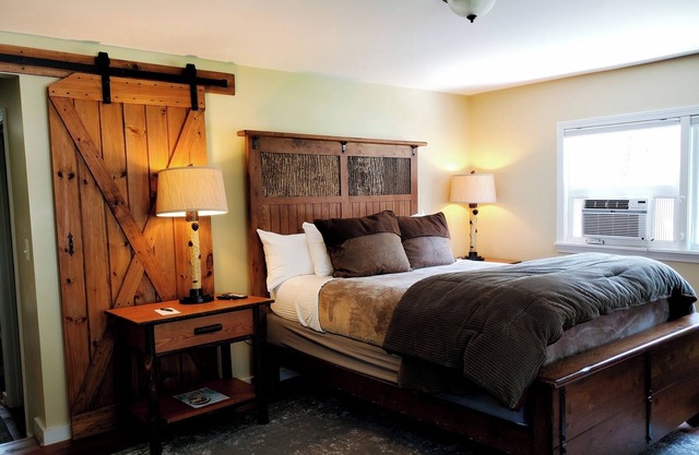 Deluxe Queen Suite with pull-out love seat, private entrance