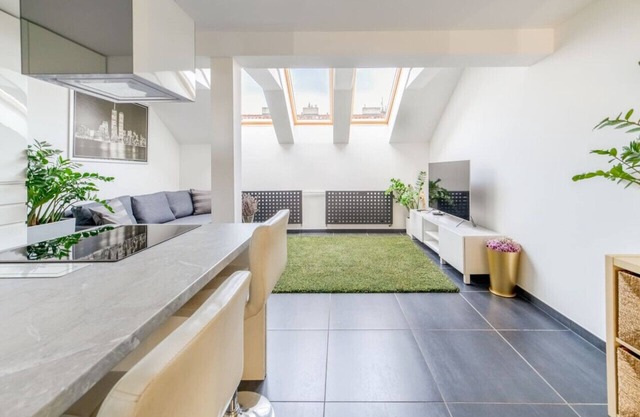 Deluxe Riverside Duplex in the Heart of the City