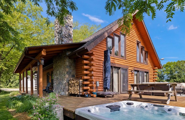 Deluxe Vacay Home on Idyllic 15 acres-Pool, Spa, Stocked Pond, Firepit, EV Chger