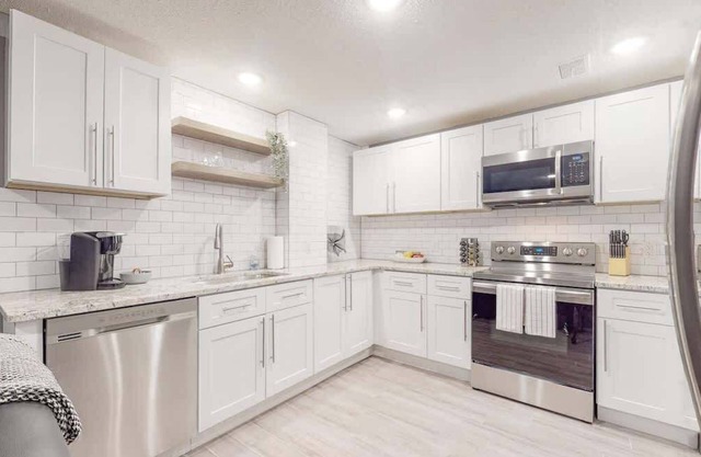 Denver 2 King Beds, Lower Unit with Large Backyard