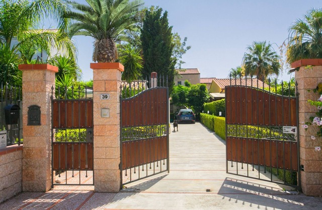 Dependance in Villa 7 km from Cefalù near the sea with garden and services.