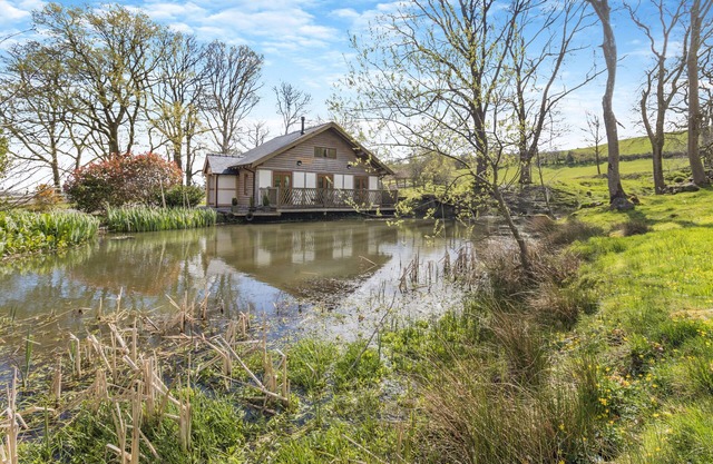 Derw Lodge - Two Bedroom House, Sleeps 4