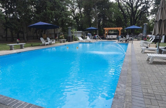 Des Plaines/Chicago Midcentury 2-Bedroom Guesthouse