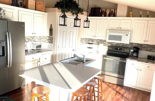 Desert Aire golfers paradise! Watch the golfers and enjoy views of the river.