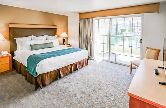 Desert Breezes Resort - Condo- 2bdrm/2bath- BNP Paribas Open - 3/15-3/22