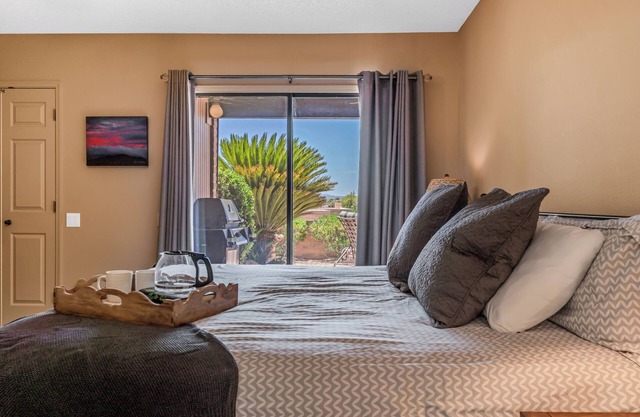 Desert Dream with superb mountain views from the patio!