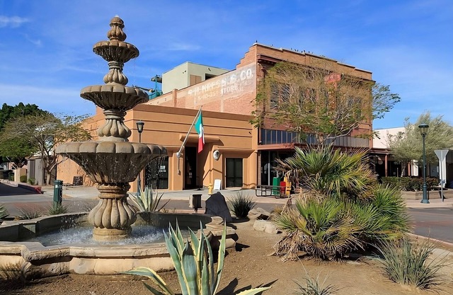 DESERT ESCAPE! COMFY UNIT FOR 4, POOL, PARKING