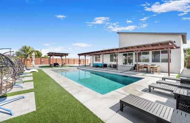 Desert Luxury: Pool, Pickleball, Golf & Game Room