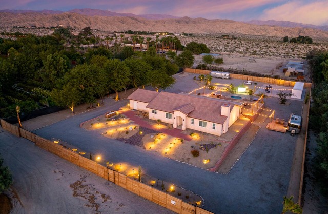 Desert Moon: Fenced Private Acre with Cowboy Pool, Spa, Sauna and Hammocks