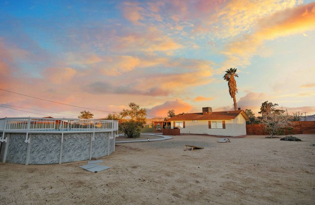 Desert Oasis w/Hot Tub, Fully Fenced, Pool & Mountain Views 🌵✨