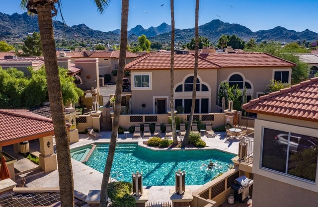🌵Desert retreat gated, 3 pools, King beds, cable, WiFi, free parking, PAC MAN😃