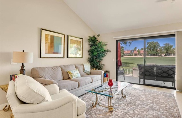 Desert Retreat with Golf course and Mountain views. Pickle Ball, Tennis, Pools!