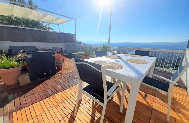 Design and relax in Chalet in exclusive area but very close to the sea, central.
