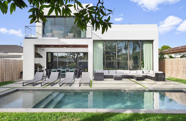 Design District Luxurious Stay, Exclusive Pool, Billiards, Backyard & Grill