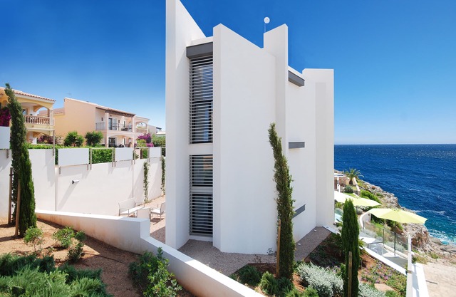 Design villa in 1st Sea line with sea access