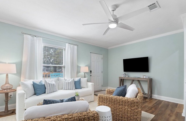 Designer 3BR Bungalow near Beaches/NAS/Downtown