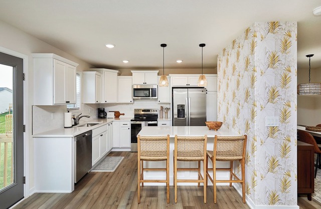 Designer 4BR-New Build! Giant TV, Great for Groups/Families