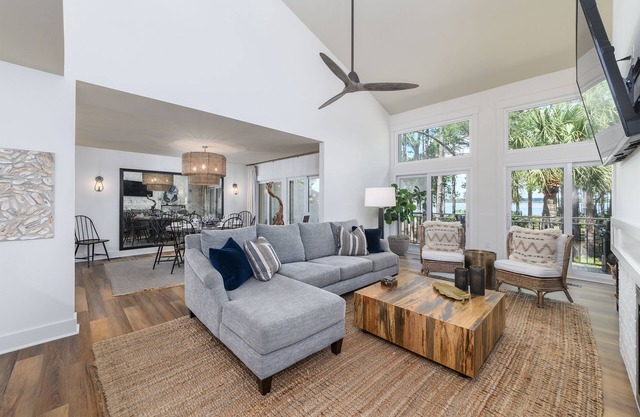 Designer Beachfront with Oceanviews, Community pool, Firepit patio, Walking distance to SouthBeach