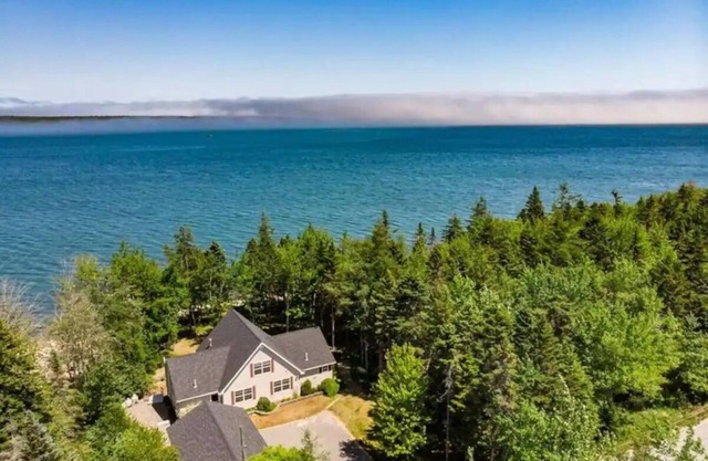 Designer Beachfront Chalet w/Theater, Arcade & Beach Firepit Near Schoodic