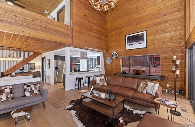 Designer cabin w/sauna & hot tub 1 mile from Bear mountain