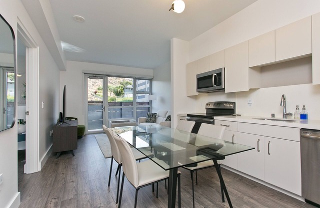 Designer Condo in Hawaii Kai! Close to beaches, shopping, hiking!