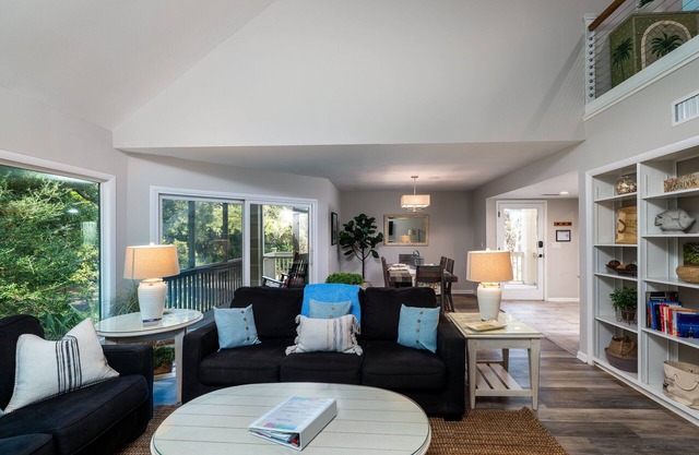 DESIGNER DECORATED 3 BR Spinnaker! Walk to beach & club! Amenity Cards! Dog Friendly!