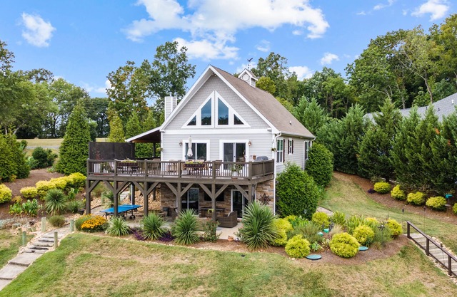 Designer Lake Front Retreat in Quiet Cove on Lake Wylie: King Beds & Bunk Room!