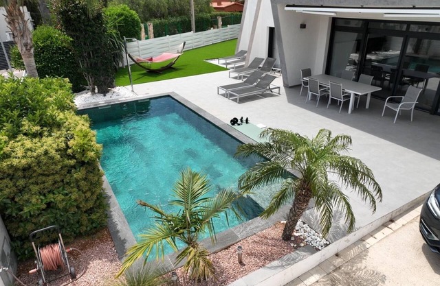 Designer luxury vacation home, heated pool out of season. 200m to the bay.