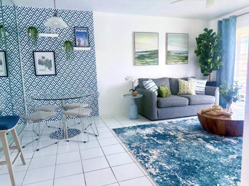 Designer's 1 BR 1BA Condo 1 Block to Aventura Mall