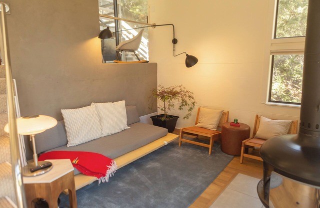 Designer Treehouse-like Cabin by Charles Moore near hikes