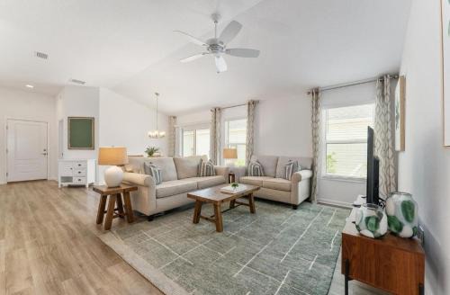 Designers 3BR in The Villages With Four Seaters Golfcart King Bed