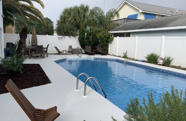 Destin Beach Oasis, Ginormous Heated Pool, 4Bed/3bath 2Min Walk To Private Beach