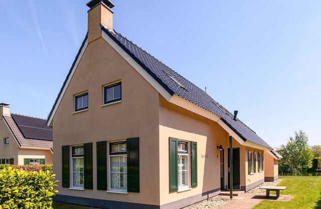 Detached 9-person bungalow