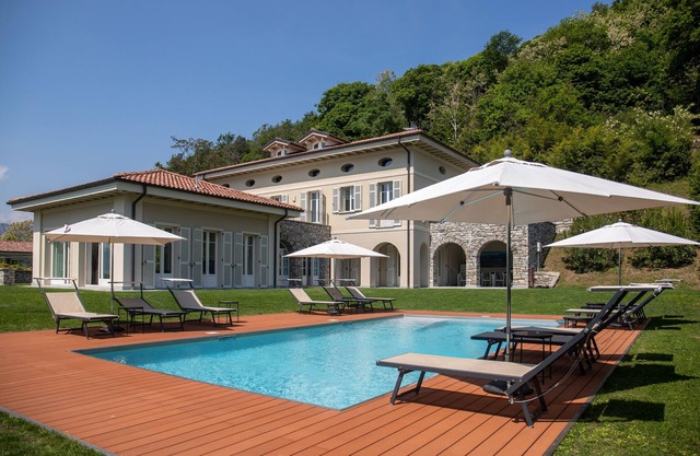 Detached and exclusive 8½-room luxury villa with pool and dream lake view
