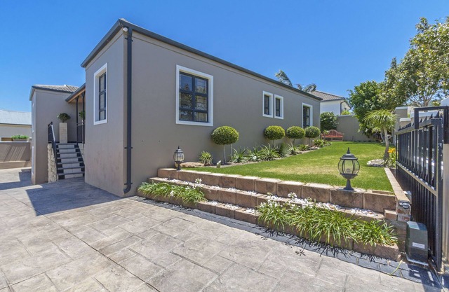 Detached family house with pool incl. private power supply (solar)