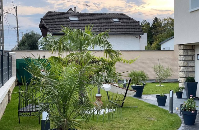 Detached house in very large garden near CDG airport and Paris Villepinte exhibition center