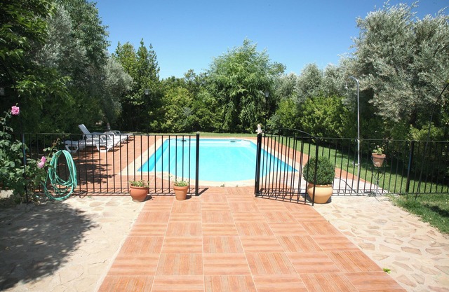 Detached house with private swimming pool, barbecue, fireplace