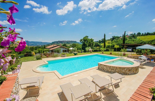 Detached house with private pool and panoramic view on the city of Orvieto.