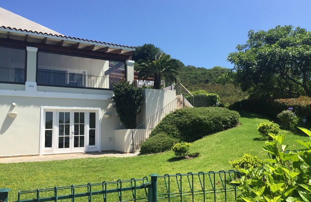 Detached house with sea view, huge garden, pool + own gym