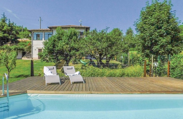 Detached vacation home with pool in the village of Solto Collina, in a hilly and sunny position betw