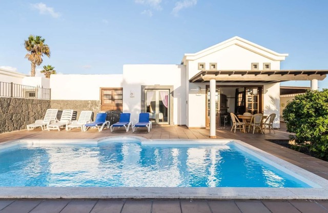 Detached villa with private pool. 4 people