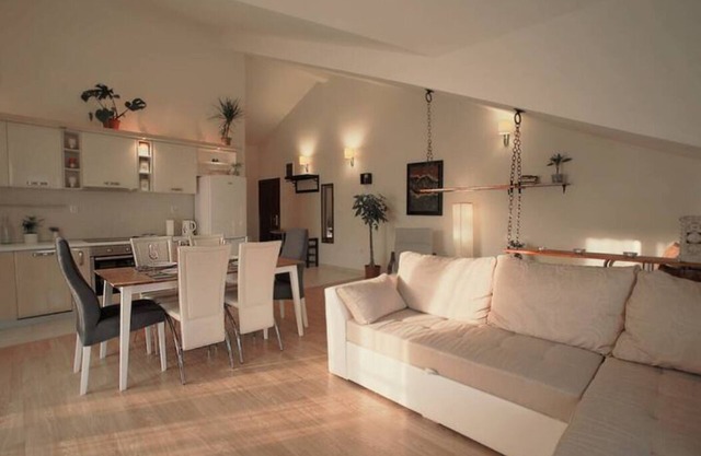 DeVasco Designer Apartment 82sqm 150m to sea