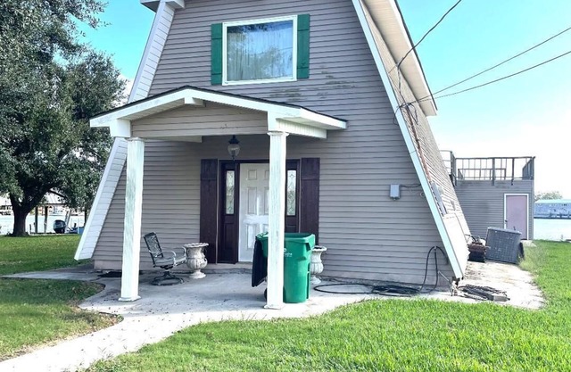 Devinely perfect 4-bedroom house with WiFi and AC. 100 yards from Joe's Landing