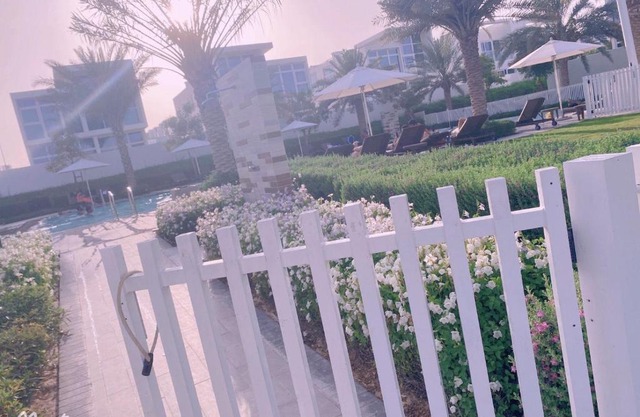 迪拜沙漠特色私人度假别墅旁边就是超大社区游泳池以及有健身房