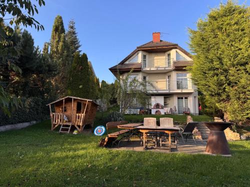 DiamondVilla, 4 bedroom Apartment, garden & spa